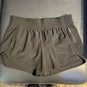 Lululemon hotty hot black shorts size 10